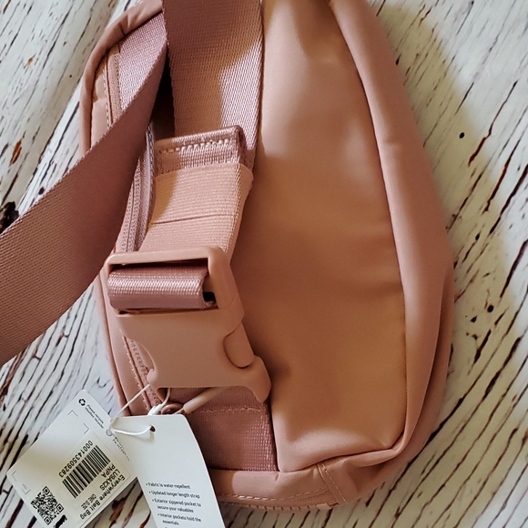 🆕️ LULULEMON EVERYWHERE BELT BAG (PINK PASTEL COLOR) - Picture 9 of 9